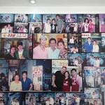 328 KATONG LAKSA - 来店した有名人たち (店内壁面)