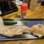 地頭鶏 綾 - 手羽先もモンスターサイズ　一味唐辛子の瓶と比べてみてください