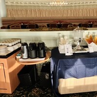 レストラン ボヌール - ドリンクはセルフサービス
                      ・オレンジジュース
                      ・アップルジュース
                      ・丹那3.6牛乳
                      ・緑茶
                      ・コーヒー
                      ・お冷
                      コーヒーを客室へ持ち帰る用のカップも完備されていました。