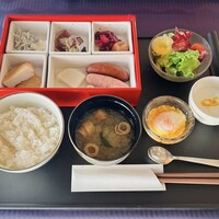 レストラン ボヌール - ・フレッシュで味の濃い地野菜を使用したサラダ
                    ・ふっくら美味しい県産の釜揚げしらす
                    ・甘みを感じるぷりぷりな小田原のさつま揚げ
                    ・ご飯の炊き加減が好みより柔らかめだったのが唯一の残念ポイント…