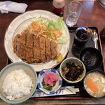 とん平 - 特製ジャンボロースかつ300g（配膳状態）