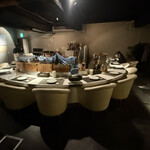 アークラウンジ - 店内は半月形カウンターと完全個室のみ