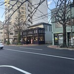 エーグルドゥース - 閉店17時間際まで店外の行列は途切れません。