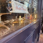 エーグルドゥース - 昨年末のアニバーサリープレートが店外から見えるショーウィンドウ数箇所に飾られていておめでたい感じ。