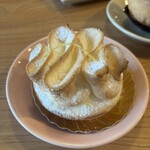 エーグルドゥース - 「タルト オ シトロン」。キャラメルサレとお対のようなメレンゲの絞り模様のレモン味タルト。２つをペアで並べると映えます。軽やかな甘酸っぱさなので何個でも食べれてしまう悪魔のケーキかも。