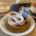 エーグルドゥース - 「タルト オ キャラメル サレ」。サクサクのタルト生地にナッツキャラメル。硬すぎず柔らかすぎず、歯にも着かない的確さ。コクが深く、微かな塩味も飽きません。ナイフを添えて綺麗に切りながらいただくべし。