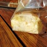石釜パン工房 KIRARI - チーズフランス　袋に湯気が