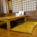 Nasunohana - カウンター席の後ろに掘りごたつ式の席があります。