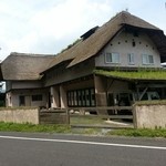 慈久庵 - 車庫にはランドローバーのディフェンダーが...拘りもここまで来れば！！(゜ロ゜ノ)