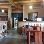 慈久庵 - 下が腰板でその上が漆喰の壁、高い天井に張られた梁の繋ぎも独特な室内