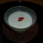 阿蘇の風 - そば粉を混ぜた杏仁豆腐。中にはあずきがひっそりと隠れています。冷たい夏用デザート。