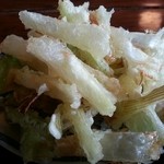 慈久庵 - 塩で食べる地葱の天婦羅は素材の甘さが引き立っています。油切れが少し悪いように思えるが実は...　