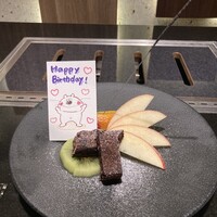 焼肉 喰心 - 予約時の備考欄に誕生日祝いである旨を書いたらデザートにメッセージカードと花火をつけてくれた