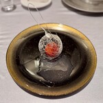 ASAHINA Gastronome - ◉ポムダムール　リンゴのタタンで閉じ込めたカルヴァドスのババ　リンゴとスパイスのソース、メープルのグラスを添えて