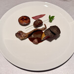 ASAHINA Gastronome - ◉ランド産仔鳩＆黒トリュフ　胸肉をスフレ仕立てにし、そのコンポジション　コクのあるソースサルミに黒トリュフ
