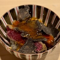 はらまさ - たっぷりトリュフを混ぜ込んだご飯に牛フィレの卵とじをかけ、その上に牛フィレのレアかつをのせてさらにトリュフをたっぷりスライスし、最後に卵黄の漬けがかかります。美味しくないわけが無い。。