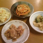 麺屋　八頭龍 - 無料取り放題の屋台サービス。手前から時計回りににんにくの醤油漬け、マカロニサラダ、れんこんのきんぴら、漬物