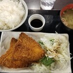 天ぷら角打ち しらすくじら - アジフライ定食 (500円)