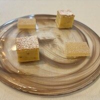 Restaurant Rue richesse - 小菓子2種: トンカ豆とホワイトチョコのブラウニー、王林のパートドフリュイ
