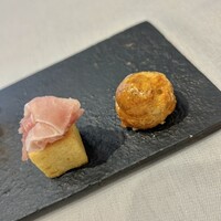 Restaurant Rue richesse - アペリティフアミューズ: グジェール　ひよこ豆のパニスにハモンセラーノ