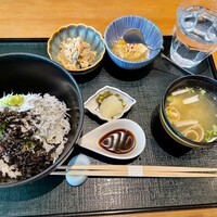 お料理 とみやま - 小鉢2種はおからとあられを散らした胡麻豆腐