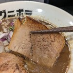 煮干しラーメン キングニボラ - 炙ったチャーシュー