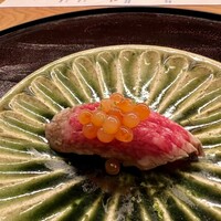 肉和食 月火水木金土日 - 和牛ヒウチといくらの握り