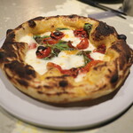 400℃ PIZZA - トマトとチーズのピッツア。