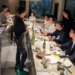 400℃ PIZZA - 河本シェフにフワッフワなピッツァがどのように作られるのか、真剣に聞く参加者の料理人方。