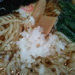 とら食堂 - 手打中華そば（小）￥540に卓上の刻み玉葱を途中から（H26.6.17撮影）