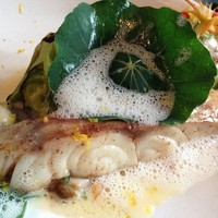 ラ・ボンヌターブル - 軽く焼いた鯛、江戸前あさりと九条ねぎで作った軽いバターソース、
                  香ばしいキャベツ、金蓮花とその葉