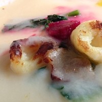 ラ・ボンヌターブル - 新玉ねぎの暖かいスープ、自家製松阪ポークバラ肉のベーコン、
                新じゃがいものニョッキの炭火焼き、オーブン焼きしたビーツとホウレンソウ