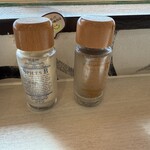 麺と飯 一真 - テーブルにはホワイトペッパーとブラックペッパー