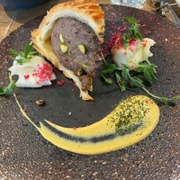 レ・ピコロ - 鹿肉とピスタチオのパイ包み