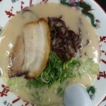 ぎょらん亭 - 豚骨十割ラーメン（ス一プは濃厚なのに臭みや雑味がない、「かえし」は地元のヤマエ醤油を使用。トッピングは厚切りチャ一シュー１枚、キクラゲ、ネギ。）