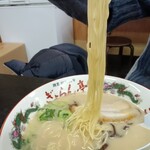 ぎょらん亭 - 麺は少し小麦の香りがする特注麺。麺の固さは、やわ、普通、カタ、バリカタから、麺の太さは、細麺、中太麺からそれぞれ選択できる。