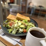 ピース コーヒーロースターズ - サラダの山盛り感