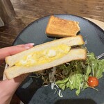 ピース コーヒーロースターズ - 卵の方！（あ、奥に齧ったハムの方が…）