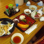 Yunohana Ryokan - 豪華な夕食。これに加えて鍋物が付きます。