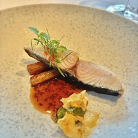 Héritage by Kei Kobayashi - 魚料理:鰆　ソースは鶏のスープを煮詰めたもの、菊芋チップス、シトロンキャビア、牛蒡、万願寺とうがらし
