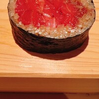 鮨 くりや川 - このボリュームのトロをパンクしないで美しく巻けるのもすごい✨