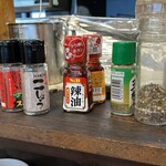 鶏専門 麺屋蓮々 - 胡椒類が豊富