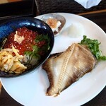 GOHAN-YA あたしんち - いくらお任せプレート (お値段お任せ)。