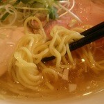 「ふる川らーめん塩」の麺はコシの強い低加水の卵麺