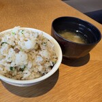 鉄板焼 天 本丸 - ガーリックライスとお味噌汁