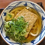 丸亀製麺 - 料理写真:左端に皿が見えますが、恥ずかしいので撮影なし。 キツネうどんは大きなお揚げ!