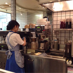 神戸屋キッチン - ８１０円マスクメロンジュースを作っています＾＾