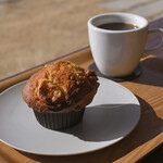joch - 料理写真:キャラメルバナナとナッツのマフィン＠税込380円