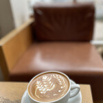 ストリーマー・コーヒー・カンパニー - 窓際のソファ席