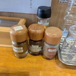 らぁ麺 なか川 - カウンターテーブルの調味料